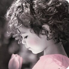 Grußkarte Kleines Mädchen mit Blume SW Color